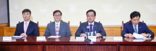 [뉴스플러스] 역대급 고환율 위기...오를땐 안심해 고점에야 개입…경제수장 입 믿으면 낭패