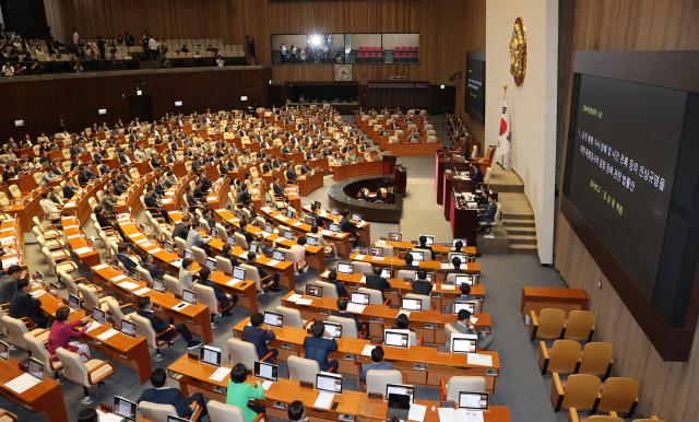 우원식 국회의장이 3일 오후 국회 본회의에서 경제분야 대정부질문에 앞서 채상병특검법을 상정하고 있다 사진연합뉴스