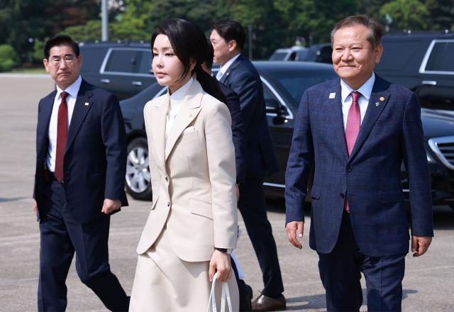 윤석열 대통령의 부인 김건희 여사가  투르크메니스탄 우즈베키스탄 카자흐스탄 등 중앙아시아 3개국 순방을 위해  6월 10일 경기 성남 서울공항에 도착해 전용기인 공군 1호기로 향하고 있다 사진연합뉴스