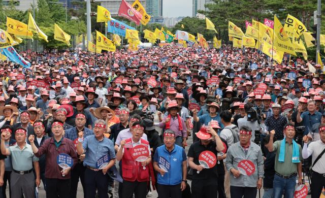  3일 서울 영등포구 여의도 국회의사당역 앞에서 열린 전국 한우농가 한우산업 안정화 촉구 한우 반납 투쟁에서 전국한우협회 소속 회원들이 농민가를 부르고 있다