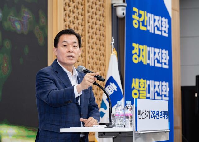 이재준 시장이 언론 브리핑을 하고 있다사진수원시