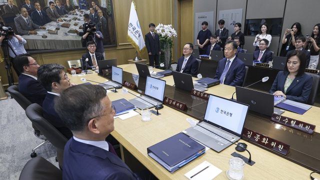 이창용 한국은행 총재가 지난 5월 23일 서울 중구 한국은행에서 열린 금융통화위원회를 주재하고 있다 2024523 사진공동취재단