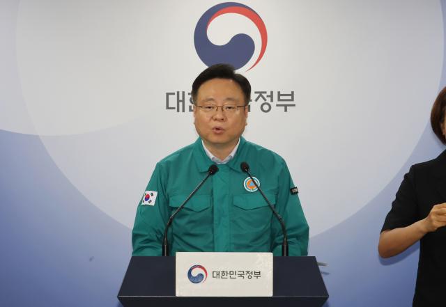 조규홍 보건복지부 장관이 8일 서울 종로구 정부서울청사에서 의사 집단행동 중앙재난안전대책본부 회의 브리핑을 하고 있다 사진연합뉴스