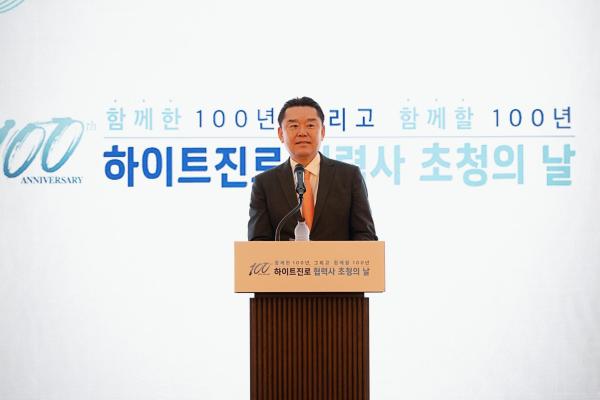 김인규 하이트진로 대표가 지난 1일 열린 협력사 초청의 날 행사에서 인사말을 하고 있다 사진하이트진로