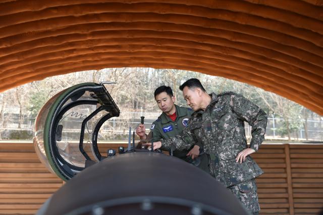 김명수 합동참모의장이 2월 9일 공군 8전투비행단을 방문해 KA-1 항공기의 작전태세를 점검하고 있다사진합동참모본부