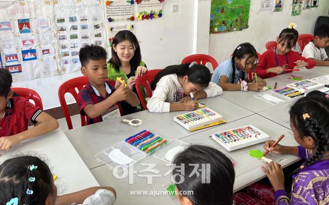 캄보디아 프놈펜과 씨엠립을 방문한 대구보건대학교 사회복지학과가 해외자원봉사 활동을 하는 모습이다  사진대구보건대학교