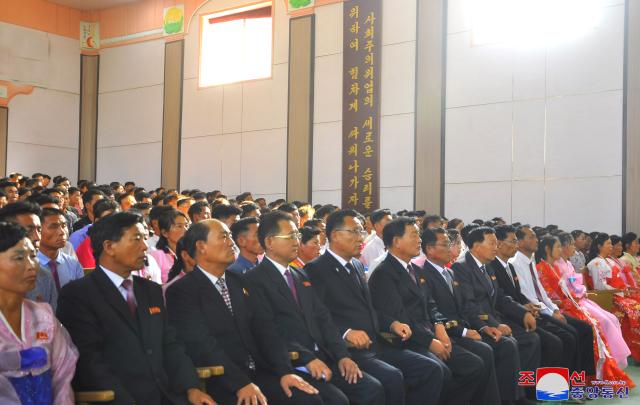 조선중앙통신이 지난 6일 북한 김일성 사망 30주기를 맞아 농업근로자들과 농근맹원들의 덕성발표 모임이 전날 안악군 오국리에서 열렸다고 보도했다 사진연합뉴스