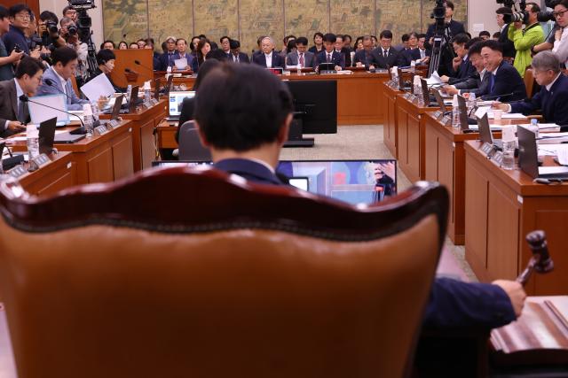 국회 문화체육관광위원회가 8일 전체회의를 열고 유인촌 문화체육관광부 장관 등을 대상으로 현안질의를 하고 있다 사진연합뉴스