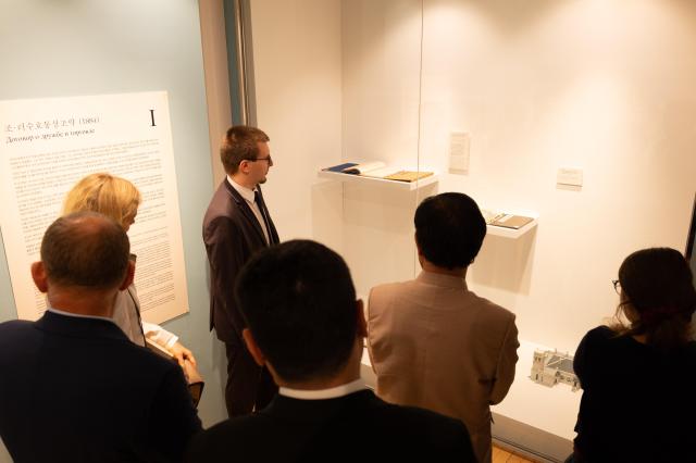 Visitors delve into artworks at an art exhibition event held in central Seoul on July 8 AJU PRESS Park Jong-hyeok