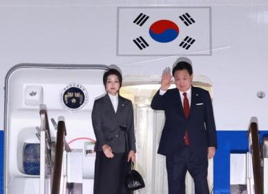 [포토] 윤석열 대통령 부부, 나토 참석 위해 미국 방문