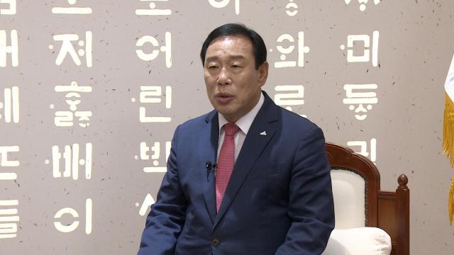 최민호 세종시장이 지난 6월 24일 아주TV ‘임규진의 CEO 인사이트’ 인터뷰에서 “세종시는 새로운 창조와 도전 정신을 가지고 미래의 경쟁력을 강화시키는 데 주력하고 있으며 이를 통해 창조와 경제의 미래전략 수도로 발전시켜 나갈 것”이라고 밝히고 있다 사진아주TV