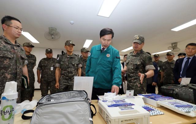 김선호 국방부 차관이 6월 28일 경기 용인시 육군 제55보병사단을 방문해 온열질환 환자 응급처치 장비 준비상태를 점검하고 있다 사진국방부