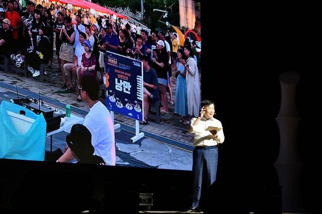 정기명 여수시장이 ‘여수만 르네상스 프로젝트’의 청사진과 미래 비전을 설명 하고있다 사진여수시