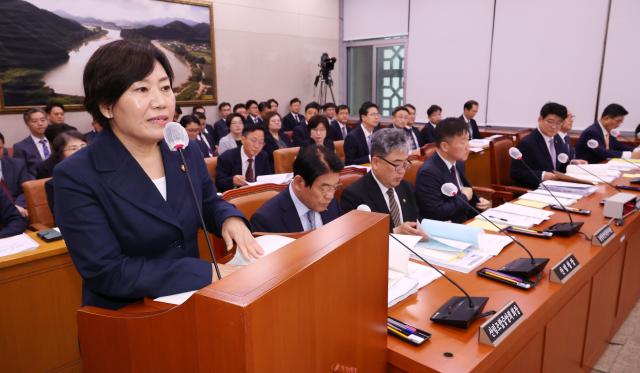 9일 오전 국회에서 열린 농림축산식품해양수산위원회 전체회의에서 송미령 농림축산식품부 장관이 업무보고를 하고 있다 