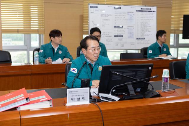 한국서부발전은 9일 행정안전부가 발표한 중앙재난관리평가 안전한국훈련 평가에서 3년 연속 ‘우수’ 등급을 획득했다 사진은 박형덕 사장이 지난 5월 충남 태안 본사에서 재난통신망을 이용해 안전한국훈련을 지휘하는 모습 사진한국서부발전