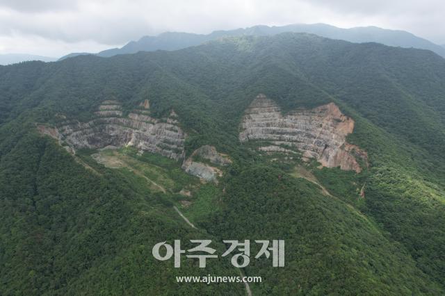 영암군 학산면 묵동리 흑석산 자락에 대단위 채석단지 조성허가 절차가 진행되고 있는 가운데 주민동의서가 날조됐다는 주장이 제기되면서 추가 논란이 예상된다사진김옥현 기자