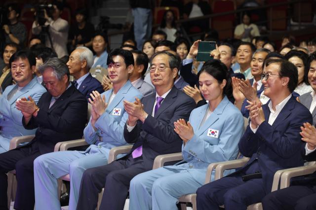 한덕수 국무총리가 9일 서울 송파구 올림픽공원 올림픽홀에서 열린 2024 파리올림픽 선수단 결단식에 참석 박수치고 있다 사진연합뉴스