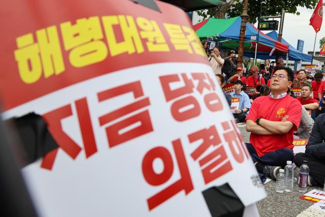 박찬대 더불어민주당 대표 직무대행 겸 원내대표가 지난달 29일 오후 서울 용산구 서울 지하철 6호선 한강진역 인근에서 열린 해병대 예비역연대 주최 해병대원 순직 및 수사외압 사건 특검법 국정조사 촉구 범국민 집회에 참석해 발언을 듣고 있다 사진연합뉴스