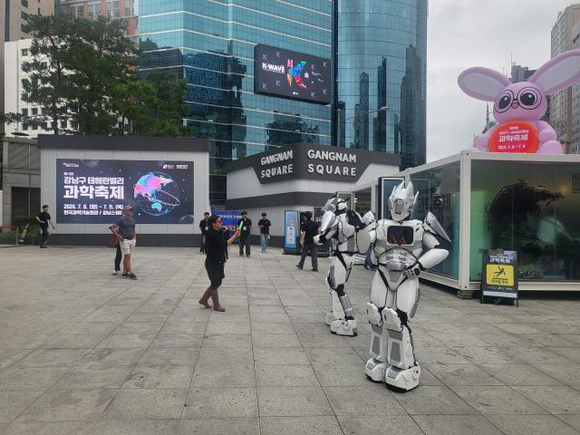 9일 서울 강남구 강남스퀘어에서 진행된 '테헤란밸리 과학축제'에서 로봇들이 춤을 추고 있다. [사진=박상현기자]