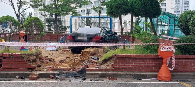 아파트 단지 놀이터로 돌진한 승용차 사진부산 사상경찰서