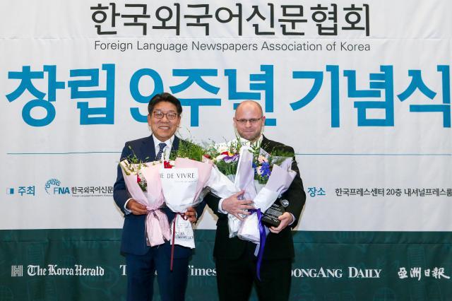 Paul Kerry Copy Editor from Korea Herald received the Chairmans Award from the Foreign Language Newspapers Association of Korea at the Korea Press Center on July 9 2024 AJU PRESS Kim Dong-woo