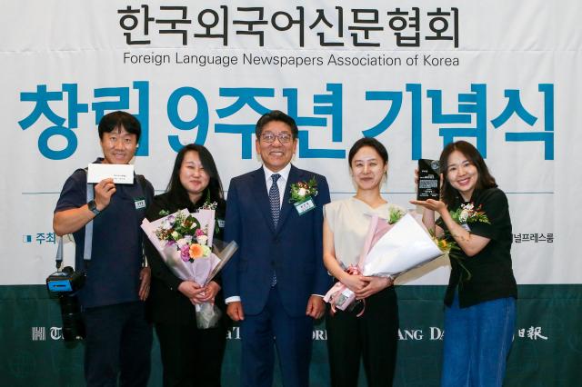 Kim Bo-eun Park Ji-won Mun Chan-ung Lee Jong-eun and Shim Hyun-chul from Korea Times received the Chairmans Award from the Foreign Language Newspapers Association of Korea at the Korea Press Center on July 9 2024 AJU PRESS Kim Dong-woo