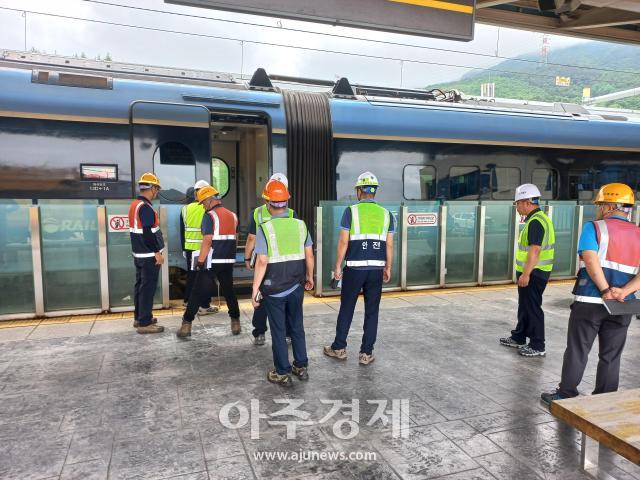 한국철도 강원본부 관계자가 9일 평창역에서 여름철 안전사고 예방을 위한 안전점검 활동 중에 있다사진한국철도 강원본부