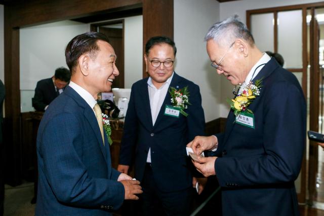 Yang Gyu-hyeon Aju Daily CEOL and Yu In-chon Minister of Culture Sports and TourismR exchange business cards at the Korea Press Center on July 9 2024 AJU PRESS Kim Dong-woo