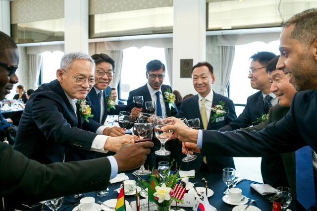 Yang Gyu-hyeon CEO of Aju Daily fourth from right Bangladesh Ambassador to Korea Delwar Hossain Choi Jin-young Chairman of the Foreign Language Newspapers Association of Korea and Yu In-chon Minister of Culture Sports and Tourism raise a toast at the Korea Press Center on July 9 2024 AJU PRESS Kim Dong-woo