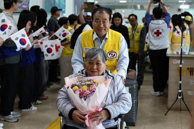 지난 5월 동해항을 통해 러시아에서 영주 귀국한 사할린 동포들의 환영 행사가 개최됐다 사진연합뉴스 