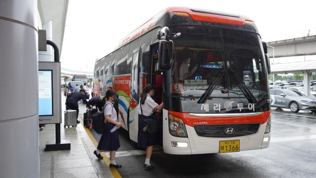 한국 수학여행 일정을 시작하는 지벤학원 학생들 사진한국관광공사 