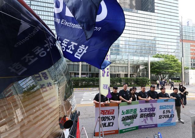Unionized workers at Samsung Electronics go on indefinite strike