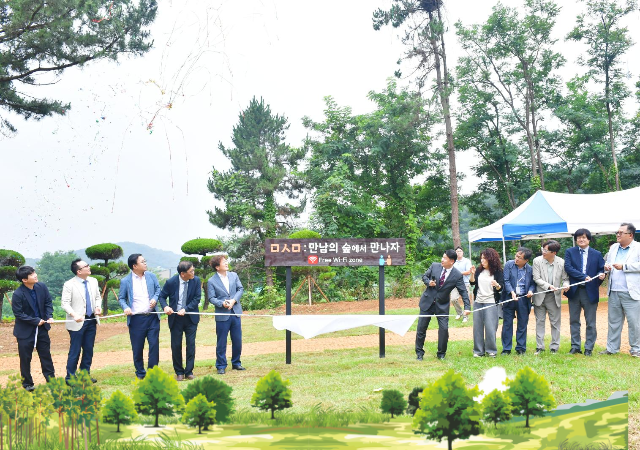 
국립창원대는 정문 일대 활용도가 낮았던 공간 약 5000㎡에 대한 정비사업을 지난 5월부터 추진해 고사목·잡목을 제거해 넓은 공개부지를 확보했으며 친환경 매트 산책로를 설치해 접근성을 크게 개선했다 이와 함께 휴게시설벤치와 무료 와이파이를 설치해 학내 구성원뿐 아니라 지역 주민의 산책·힐링의 시간을 제공할 수 있는 공간으로 탈바꿈했다 사진국립창원대학교