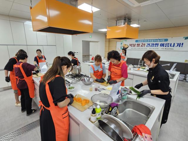 결혼이민여성과들이  초복을 맞아 삼계탕 만들기에 도전하며 한국문화를 체험하고 있다사진칠곡군