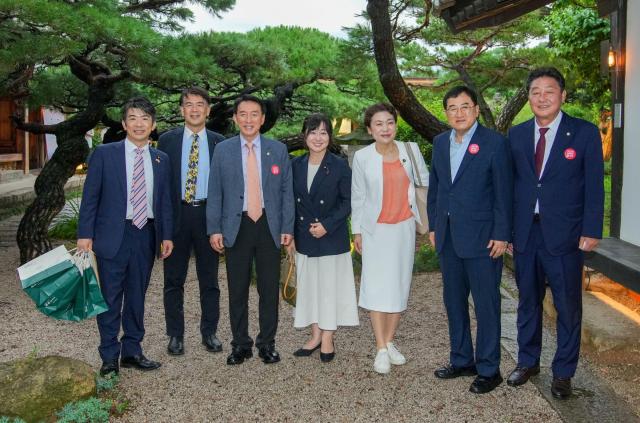 주낙영 경주시장과 김석기 국회의원 이동협 경주시의회 의장이 9일 오후 경주를 찾은 일본 한일우호의원연맹 의원들과 지역의 한 식당에서 기념 촬영을 하고 있다 사진경주시