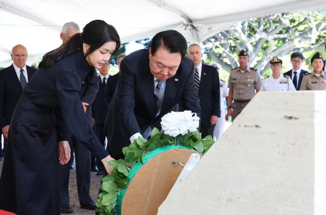 Yoon and first lady lay wreaths at the National Memorial Cemetery of the Pacific to honor veterans who fought in the 1950-53 Korean War in Honolulu Hawaii on July 8 2024 Yonhap