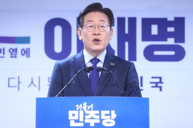 이재명 더불어민주당 전 대표가 10일 오전 서울 여의도 중앙당사에서 당대표 출마 선언 기자회견을 하고 있다 대표직에서 사퇴한지 16일만이다 사진연합뉴스