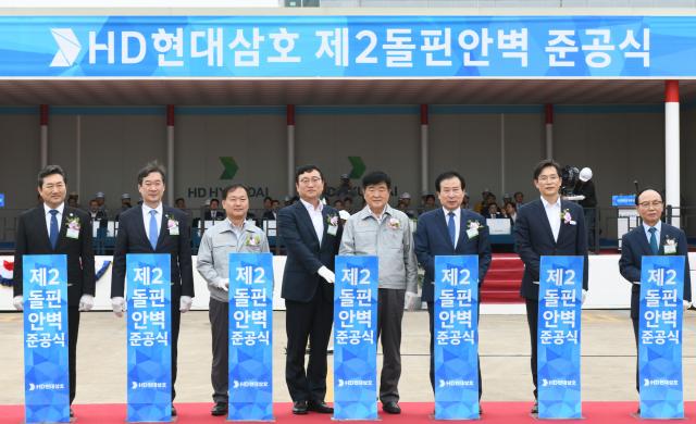 명창환 전남도 부지사 사진 왼쪽 네번째부터 오른쪽으로 권오갑 HD현대 회장 박홍률 목포시장 우승희 영암군수가 10일 전남 영암 소재 HD현대삼호 야드에서 열린 제2돌핀안벽 준공식에서 기념촬영을 하고 있다 사진HD현대