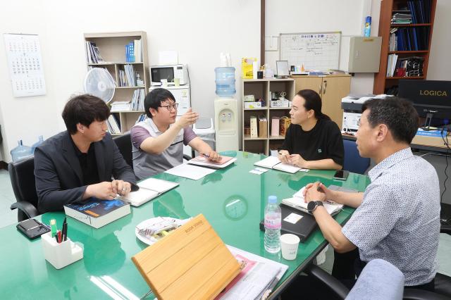 광양경제청이 현장으로 직접 찾아가 입주기업들의 행정 기술분야의 건축문제 등을 상담하고 자문해 주는 ‘건축행정 현장 상담반’을 운영하고 있다 사진광양만권경제자유구역청