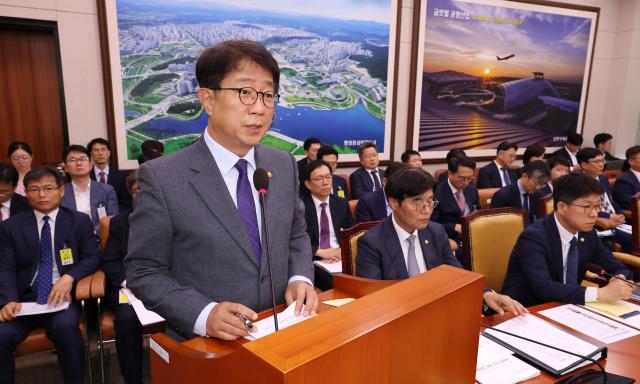 박상우 국토교통부 장관이 10일 오전 국회에서 열린 국토교통위원회 전체 회의에서 업무 보고를 하고 있다 사진연합뉴스