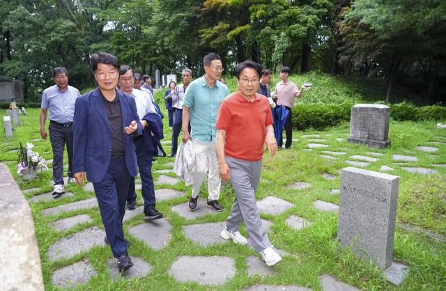 강기정 광주시장사진 맨 오른쪽이 10일 광주 남구 양림동을 찾아 관광자원을 둘러보고 있다