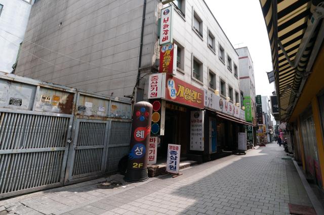 An alley behind the Donui-dong jjokbang village in Seoul photographed on the morning of July 11 2024 At night this street becomes crowded with numerous visitors AJU PRESS Park Jong-hyeok