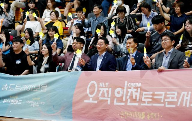 유정복 인천광역시장이 10일 연수구 트라이보울에서 열린 제2회 오직인천 토크콘서트에서 참석자들과 기념촬영을 하고 있다 사진인천시