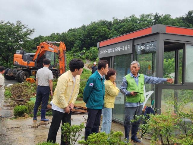 최기문 영천시장이 화산면 가상리 농경지 침수 현장을 확인하고 복구에 만전을 기해 줄것을 당부하고 있다사진영천시