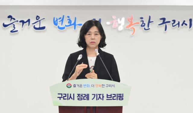 조명아 구리시 환경관리사업소장이 11일 구리시청 종합상황실에서 정례 기자브리핑을 하고 있다사진구리시