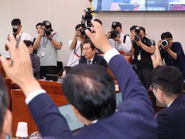 지난 9일 오후 서울 여의도 국회에서 열린 법제사법위원회 전체회의에서 여당 법사위원들이 윤석열 대통령 탄핵소추안 즉각 발의 요청에 관한 청원 관련 청문회 실시계획서 채택 안건을 처리하려 하자 항의하고 있다 사진연합뉴스
