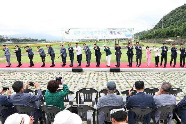 경주시가 11일 오전 석장동 서천둔치에서‘경주파크골프2구장 개장식’을 개최하고 있다 사진경주시