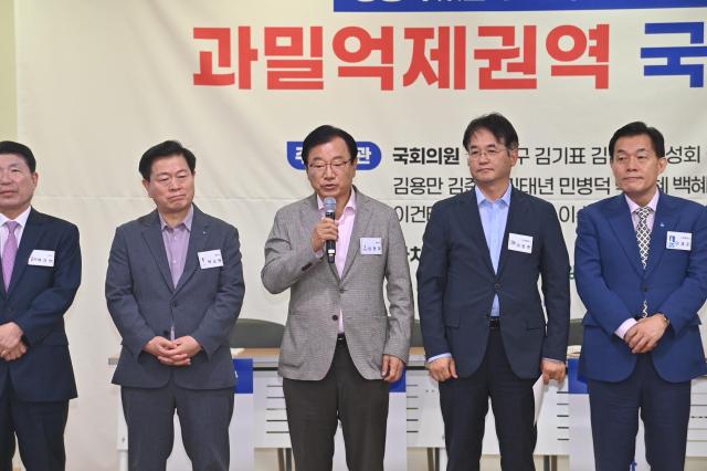 이현재 하남시장사진 가운데이 10일 국회 의원회관에서 열린‘과밀억제권역 국회 토론회’에 참석해 발언하고 있다 사진하남시