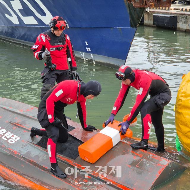 전복선박 구조 훈련 중인 구조대원들사진동해해경청