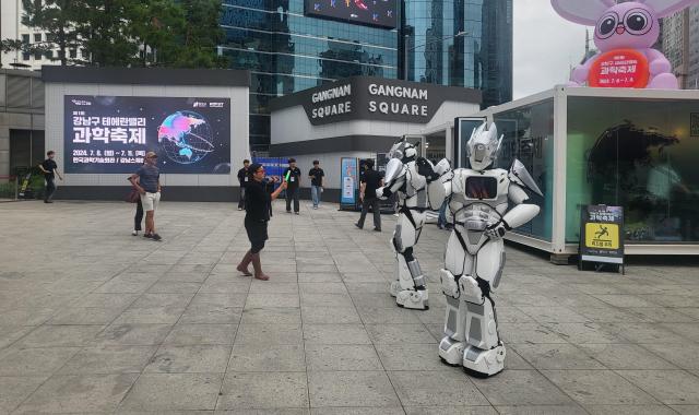 10일 서울 강남구 강남스퀘어에서 로봇들이 음악에 맞춰 춤을 추고 있다 사진박상현 기자